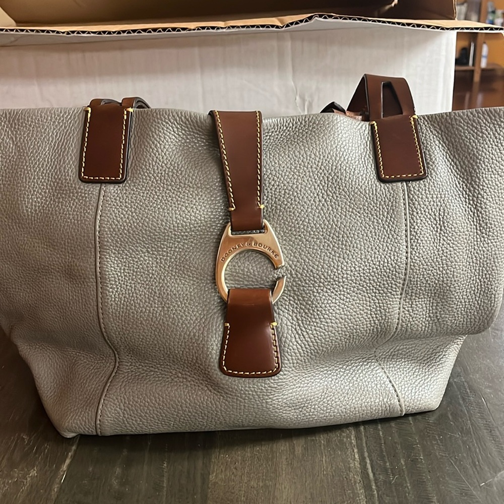 DOONEY & BURKE LARGE PURSE. UNIQUE CLASP LEATHER HANDBAG ELEGANT GREY